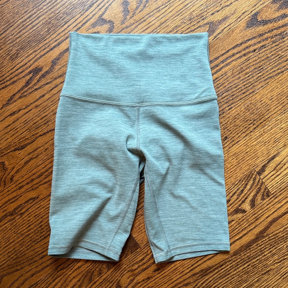 B8 lululemon athletica Women’s 2 Heathered Light Moss Green Athletic Shorts